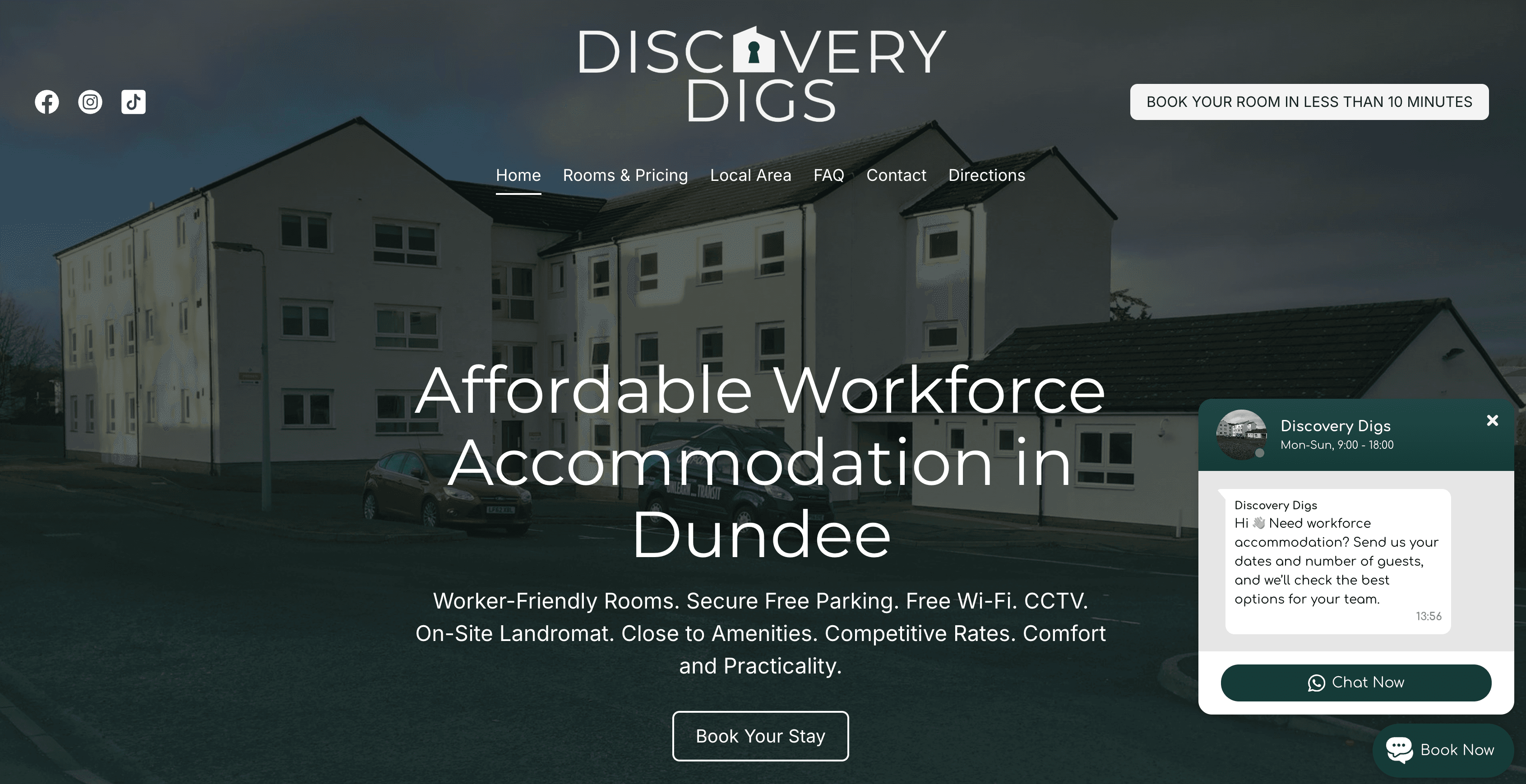 Discovery Digs website offering affordable workforce accommodation in Dundee, featuring a white apartment building.